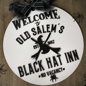 ハロウィーンのドアハンガー SVG ファイル デジタルダウンロード Welcome Old Salem Witch Black Hat Inn Cat Spooky SVG for October Glowforge と互換性あり