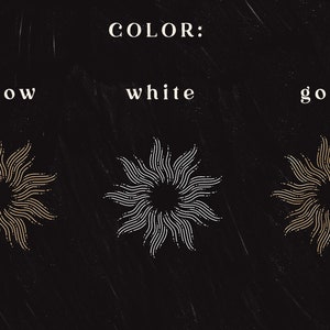 Op de afbeelding: Drie gestileerde zonnestralenontwerpen in geel, wit en goud. De tekst "COLOR:" verschijnt boven de ontwerpen, en de woorden "geel", "wit" en "goud" verschijnen boven elk ontwerp. De tekst "ORIGINAL ARTWORK by Julia Dreams" verschijnt onder de ontwerpen.