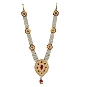 Op de afbeelding: Een witte parelkrans met gouden accenten en rode bloemenversieringen. De krans heeft een traanvormige hanger met een rode edelsteen in het midden.