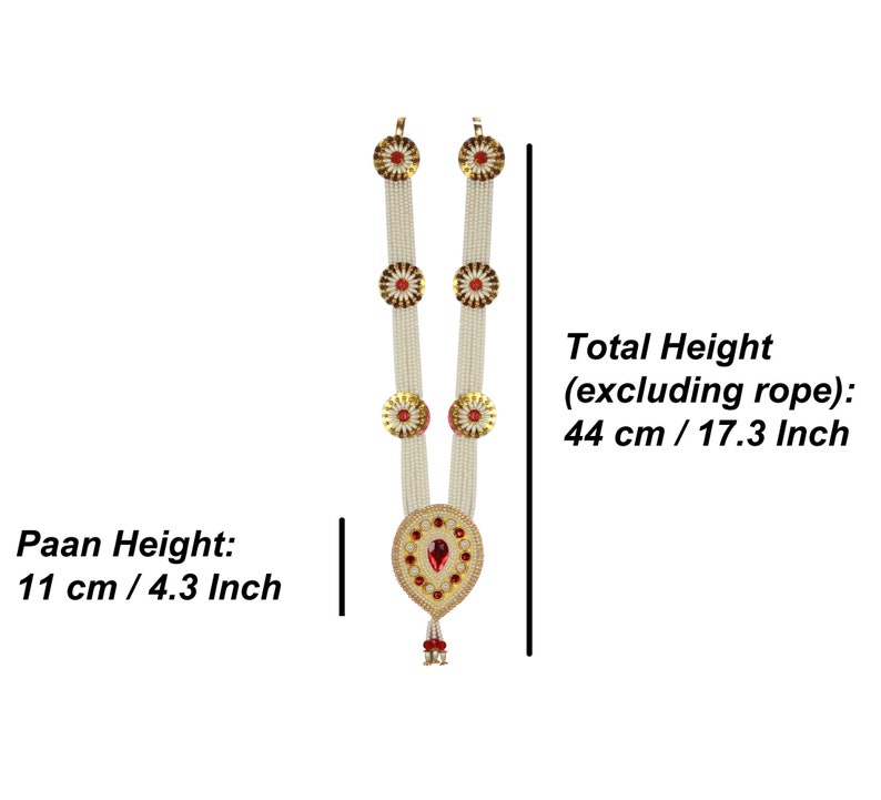 Op de afbeelding: Een witte parelkrans met gouden en rode accenten. De krans heeft drie ronde decoratieve elementen met rode edelstenen in het midden. De krans is 44 cm hoog en 11 cm breed.