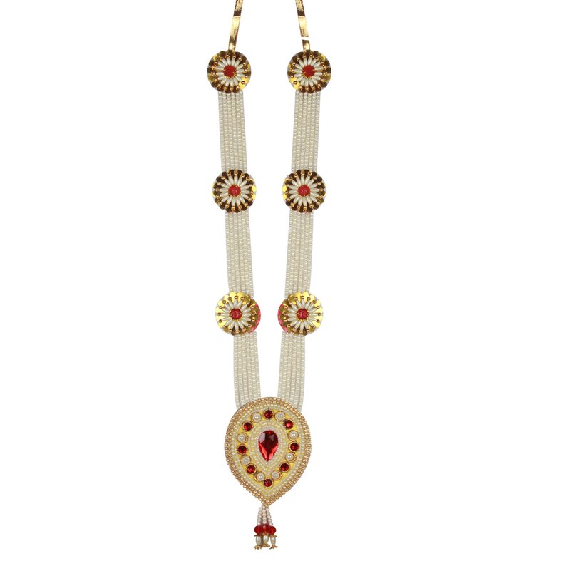 Op de afbeelding: Een witte parelkrans met gouden en rode bloemenaccenten. De krans heeft een grote, traanvormige hanger met een rode edelsteen in het midden.