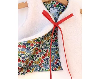 Gilet sans manches enfant en fourrure mouton et liberty