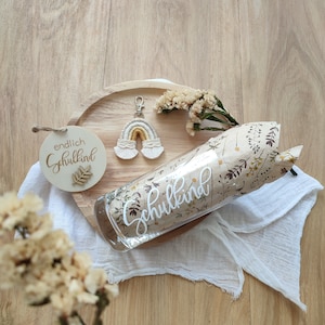 Endlich Schulkind | Geschenkset zum Schulstart | bestehend aus handbeschrifteten Holzanhänger, Schlüsselanhänger + personalisiertem Glas