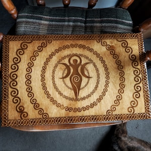 Triple Déesse 10inch Tarot en bois ou planche d’autel en cristal.