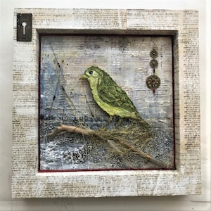 Pájaro verde en técnica mixta
