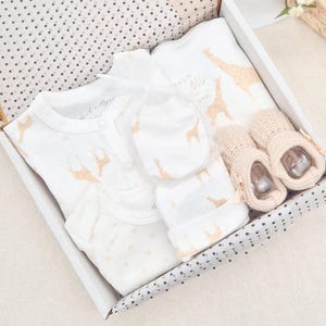 New Baby Unisex Clothing Gift Hamper | Gift Wrapped Set l Baby Shower Sleepsuit Babygrow Hat Mittens Booties l Baby Gift Boy Girl