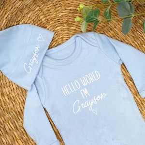 Gepersonaliseerde Hello World Baby Blue Babygrow optionele deken & muts Sleepsuit | Nieuw babyjongencadeau | Coming Home ziekenhuis cadeau | Aankondiging