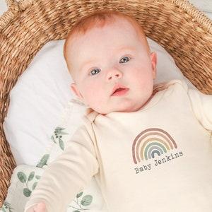 Haut bébé personnalisé beige arc-en-ciel avec bandeau, chapeau et couverture en option | Pyjama unisexe cadeau nouveau-né bébé fille garçon