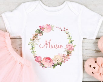 Personalisierte rosa Blumen Rosenkranz Baby Outfit (Babygrow Sleepsuit Weste Bodysuit Lätzchen | Neues Baby Mädchen Geschenk | Nach Hause kommen Krankenhaus Geschenk)