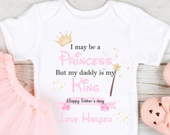 Rosa Papa ist mein König Vatertag Outfit personalisiert (Babygrow T-Shirt Baby Weste | Neues Papa Geschenk | Baby Geschenk | 1. Vatertag Papa Geschenk)