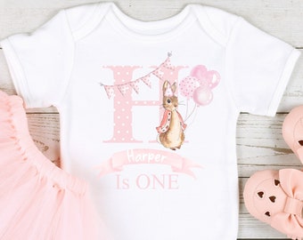 Traje personalizado de número de primer cumpleaños de Spotty Pink Rabbit de cualquier edad (body de camiseta con chaleco para bebé / Primeras niñas hoy / Envuelto en regalo)