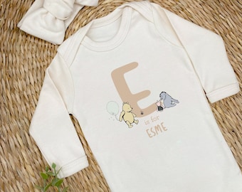 Personnalisé Beige Winnie l’ourson Initial Babygrow avec bandeau en option, chapeau, couverture Sleepsuit Unisex Newborn Baby Gift New Girl Boy