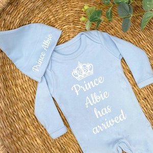 Gepersonaliseerde Prins is gearriveerd Baby Blue Babygrow met optionele deken en muts (pyjama | Nieuwe babyjongen cadeau | Coming Home Hospital Gift)