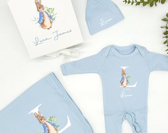 Ensemble cadeau personnalisé lapin bleu initial nouveau panier de vêtements pour bébé garçon (coffret cadeau couverture de bonnet pour bébé) cadeau de retour à la maison baby shower