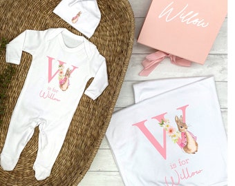 Nouveau bébé fille Lapin rose, prénom et initiales personnalisées, vêtements (grand-enfant | Bonnet | Couverture | Coffret cadeau) Cadeau de retour à la maison pour les parents