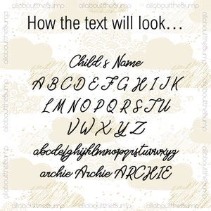 Pode incluir: Um fundo branco com um padr&atilde;o de brilho dourado e nuvens. O texto "How the text will look..." est&aacute; no topo da imagem. O texto "Child's Name" est&aacute; abaixo. O alfabeto &eacute; mostrado em uma fonte cursiva, com letras mai&uacute;sculas e min&uacute;sculas. O nome "archie" &eacute; escrito tr&ecirc;s vezes em tamanhos e estilos diferentes.