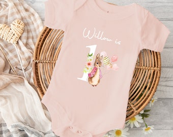 Personalisiertes 1. Geburtstag rosa Kaninchen 1. Geburtstag Zahl Outfit Jedes Alter Baby Weste T-Shirt Body | Erste Mädchen heute | Geschenk verpackt