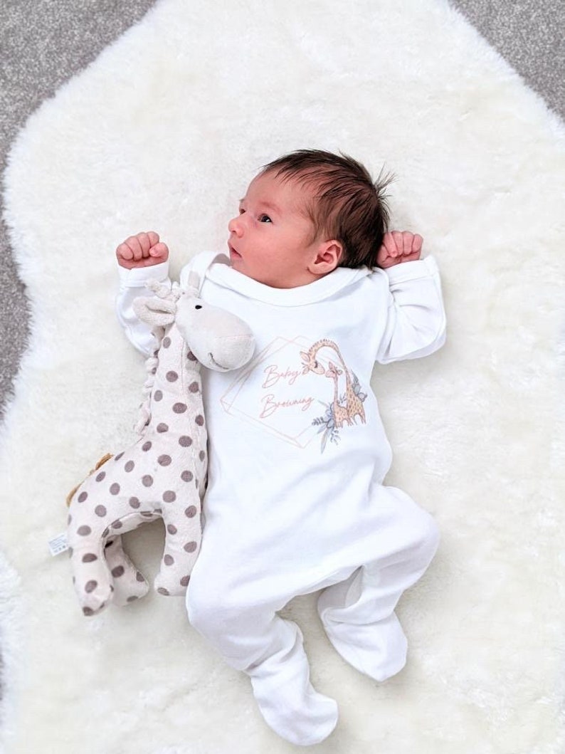 Personalised Mum & Baby Giraffe Wreath Baby Clothing Babygrow Sleepsuit Vest Bodysuit Baby Hat Blanket Gift Box Unisex Newborn Baby Gift image 4