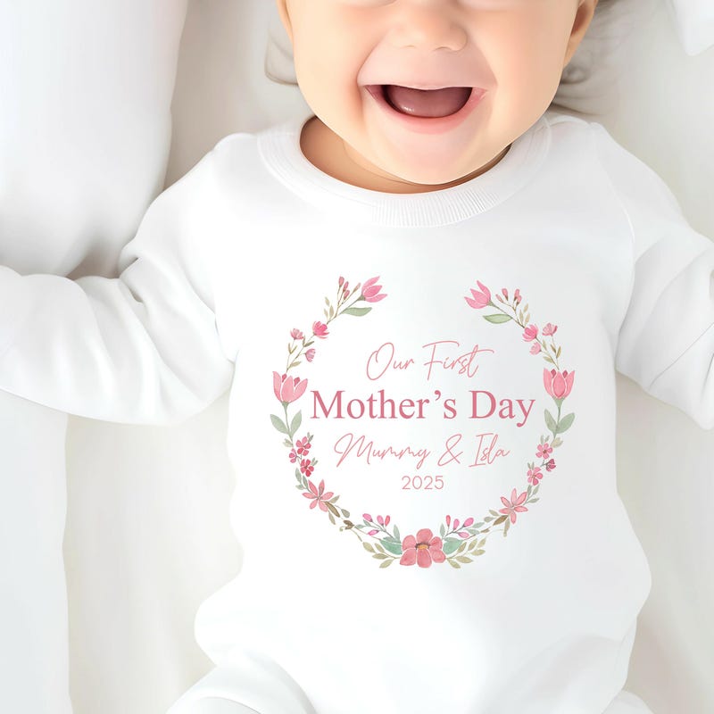 Personalisierter Kranz zum ersten Muttertag (Babygrow Schlafanzug l Weste Body) Unisex Geschenk für neue Mama l Mama l Neues Baby Mutter &amp; Kind