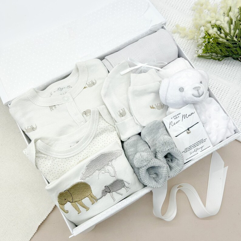 New Baby Unisex Gift Hamper with Booties Gift Wrapped Set l Baby Shower l Sleepsuit Babygrow Hat Mittens Booties l Baby Gift Boy Girl Ele Safari Luxury