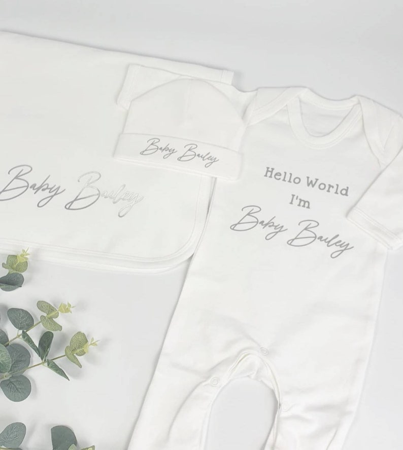 Sleepsuit Rompersuit New Baby Gift Set, Vest Bodysuit, Unisex Newborn Hello World Personalised White Babygrow with Optional Hat /& Blanket