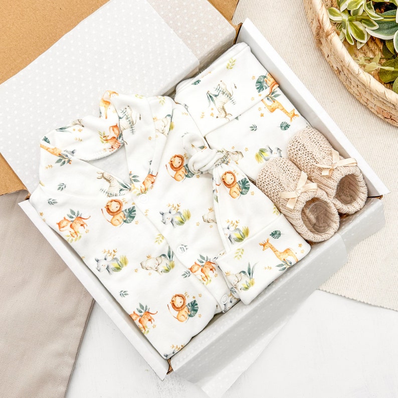 New Baby Unisex Gift Hamper with Booties Gift Wrapped Set l Baby Shower l Sleepsuit Babygrow Hat Mittens Booties l Baby Gift Boy Girl Jungle