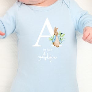 Gepersonaliseerde Blue Rabbit White Initial Babygrow Baby Blue optionele deken & muts (pyjama | New Boy Gift | Coming Home Gift | Nieuwe baby)