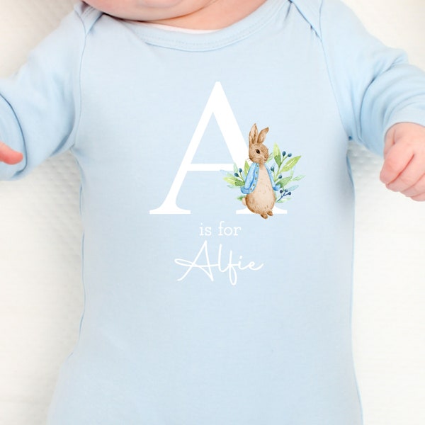 Gepersonaliseerde Blue Rabbit White Initial Babygrow Baby Blue optionele deken & muts (pyjama | New Boy Gift | Coming Home Gift | Nieuwe baby)