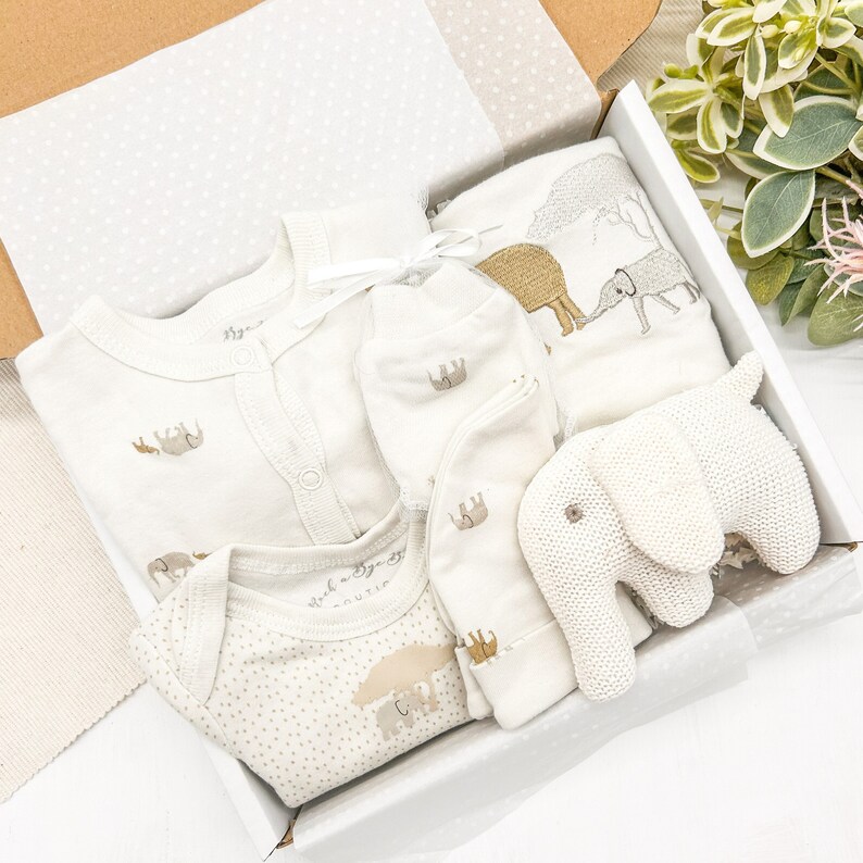 New Baby Unisex Gift Hamper with Booties Gift Wrapped Set l Baby Shower l Sleepsuit Babygrow Hat Mittens Booties l Baby Gift Boy Girl Ele Safari & ToyWht