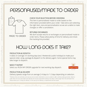 K&ouml;nnte beinhalten: Cremefarbene Grafik mit Text, der Informationen zu personalisierten Bestellungen, R&uuml;cksendungen und Lieferzeiten enth&auml;lt. Enth&auml;lt ein Royal Mail-Logo und ein T-Shirt-Symbol. Der Text lautet "PERSONALISIERT/AUF BESTELLUNG GEFERTIGT."