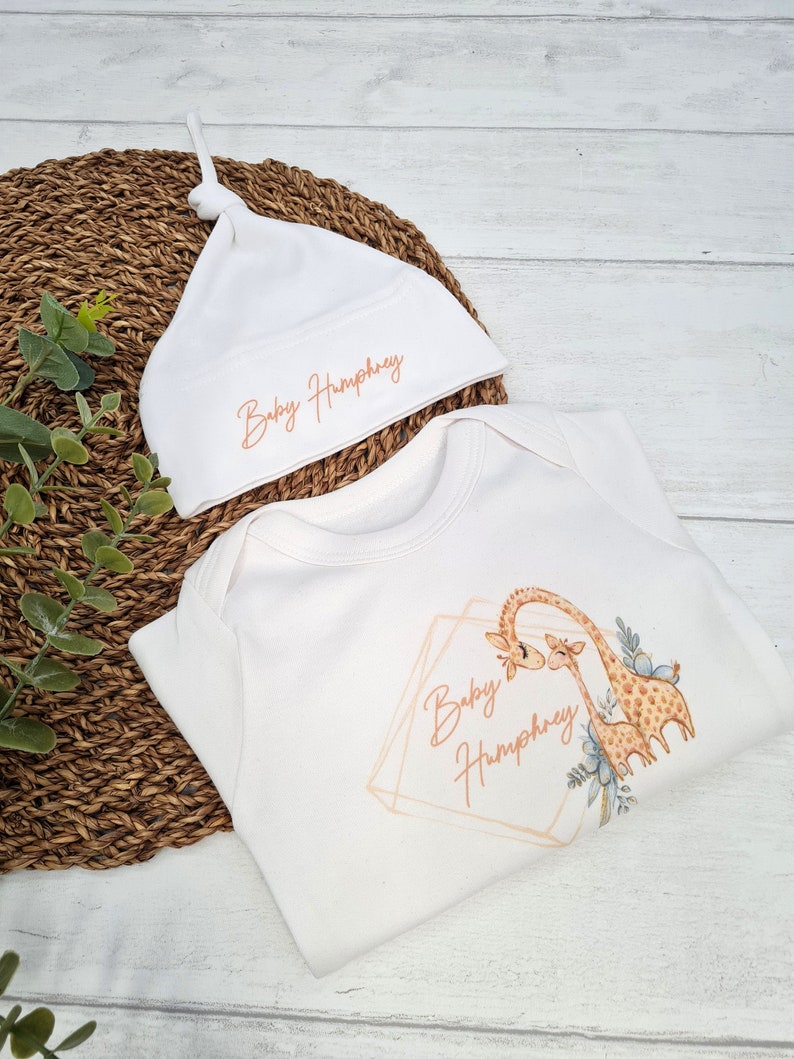 Personalised Mum & Baby Giraffe Wreath Baby Clothing (Babygrow Sleepsuit Vest Bodysuit Baby Hat Blanket Gift Box | Unisex Newborn Baby Gift) 