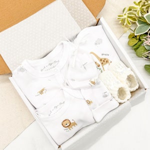 New Baby Unisex Gift Hamper with Booties Gift Wrapped Set l Baby Shower l Sleepsuit Babygrow Hat Mittens Booties l Baby Gift Boy Girl Cream Giraffe