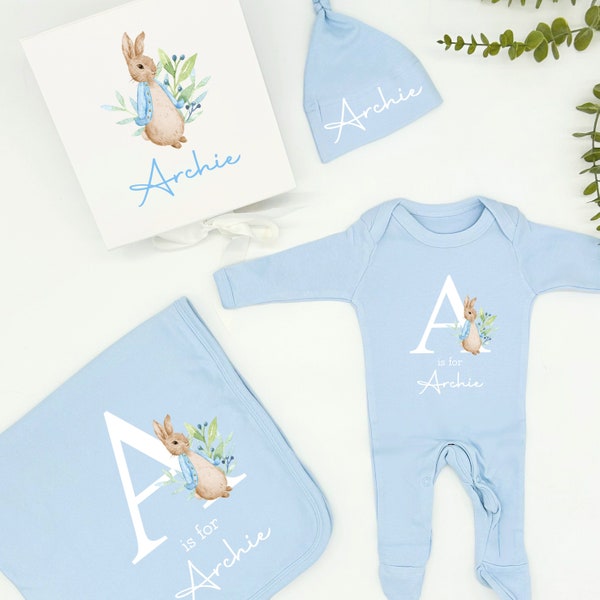Set regalo personalizzato con iniziale di coniglio blu, nuovo cesto di vestiti per neonato (confezione regalo con coperta per cappello da neonato), regalo per il ritorno a casa del baby shower