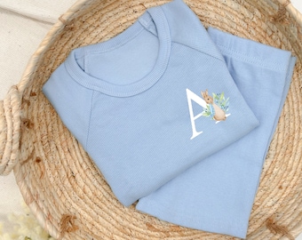 Konijn initiële blauwe gepersonaliseerde shorts instellen meerdere kleuropties| Babyjongen peuter unisex outfit zomerbroek T-shirt kinderen blauw geribbeld