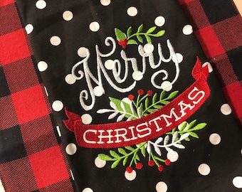 Puede incluir: Toalla de cocina de lunares negros y blancos con texto bordado en rojo y verde que dice "Feliz Navidad".