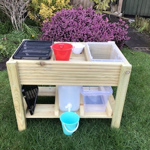 Mesa sensorial de madera hecha a mano: Cocina de barro y agua con dos recipientes