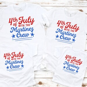 Puede incluir: Cuatro camisetas blancas con texto rojo y azul que dice "4th July of with the Martinez Crew" y una estrella a cada lado de la palabra "Crew".