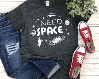 Necesito camisa espacial, camiseta científica, camisa STEM, regalos de ciencia, regalos nerd nerds, camisa geek, camisa antisocial, mujeres de camisa de astronauta, hombres