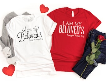Könnte beinhalten: Zwei weiße T-Shirts mit schwarzem Text. Ein Shirt sagt "Ich bin mein Geliebter's Hohelied 6:3". Das andere Shirt sagt "ICH BIN MEIN GELIEBTER'S Hohelied 6:3".