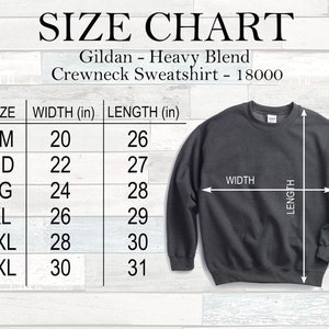 以下が含まれることがあります： Gildan Heavy Blend クルーネック スウェットシャツ、スタイル 18000 のサイズチャート。チャートは、S から 3XL までのサイズについて、幅と長さをインチで示しています。