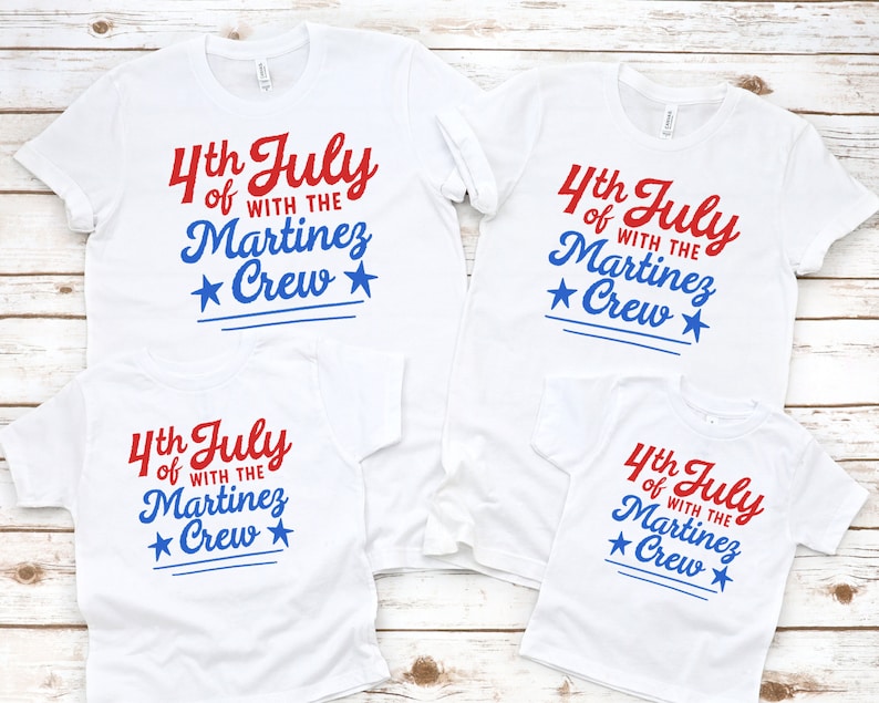 Puede incluir: Cuatro camisetas blancas con texto rojo y azul que dice "4th July of with the Martinez Crew" y una estrella a cada lado de la palabra "Crew".
