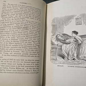 K&ouml;nnte beinhalten: Eine Schwarzwei&szlig;illustration einer Frau, die auf einem Bett sitzt und auf eine Frau schaut, die im Bett liegt. Die Bildunterschrift unter dem Bild lautet "Brigham's Daughter Attempts Suicide".
