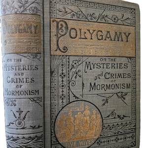K&ouml;nnte beinhalten: Ein Vintage-Buchcover mit blauem und goldenem Design. Der Titel lautet "Polygamie oder die Mysterien und Verbrechen des Mormonismus". Das Cover zeigt eine dekorative Illustration von f&uuml;nf Frauen in einem Kreis mit dem Text "F&uuml;nf Frauen" darunter.
