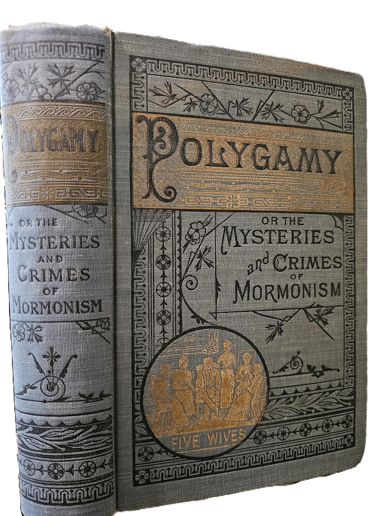 K&ouml;nnte beinhalten: Ein Vintage-Buchcover mit blauem und goldenem Design. Der Titel lautet "Polygamie oder die Mysterien und Verbrechen des Mormonismus". Das Cover zeigt eine dekorative Illustration von f&uuml;nf Frauen in einem Kreis mit dem Text "F&uuml;nf Frauen" darunter.