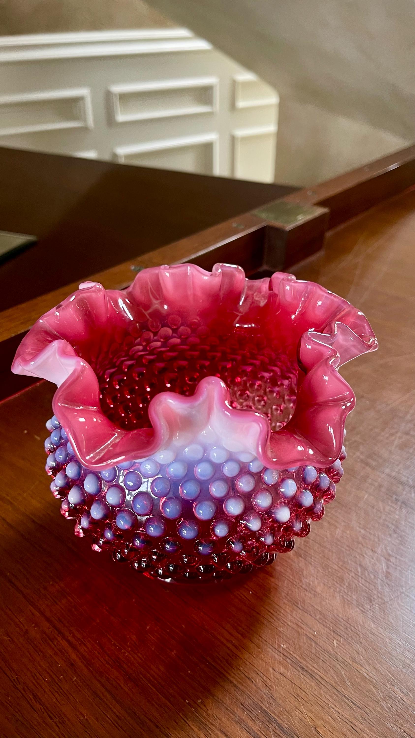 【フェントン】 手書きの小さな花柄がかわいい　「オパールセント」ピンクベル フェントン製 繊細な花柄手描きピンクベル