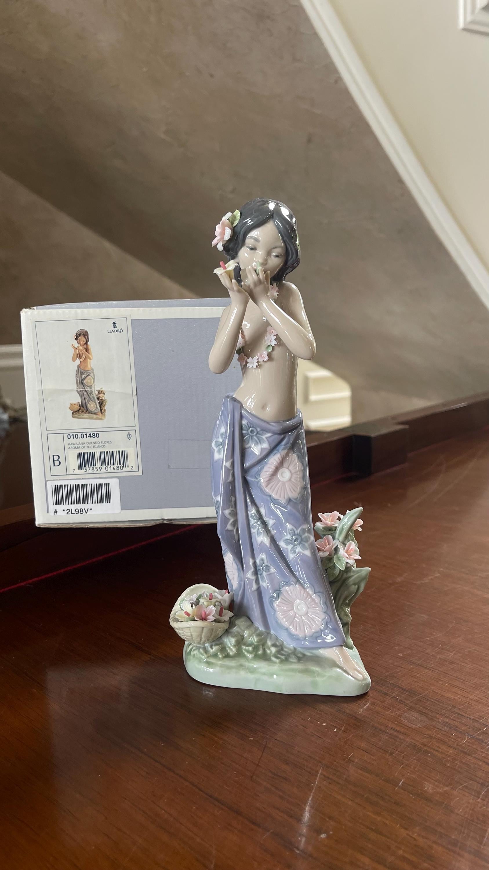 Lladro “aroma of the Islands” No. 1480 Porcelain Figurine