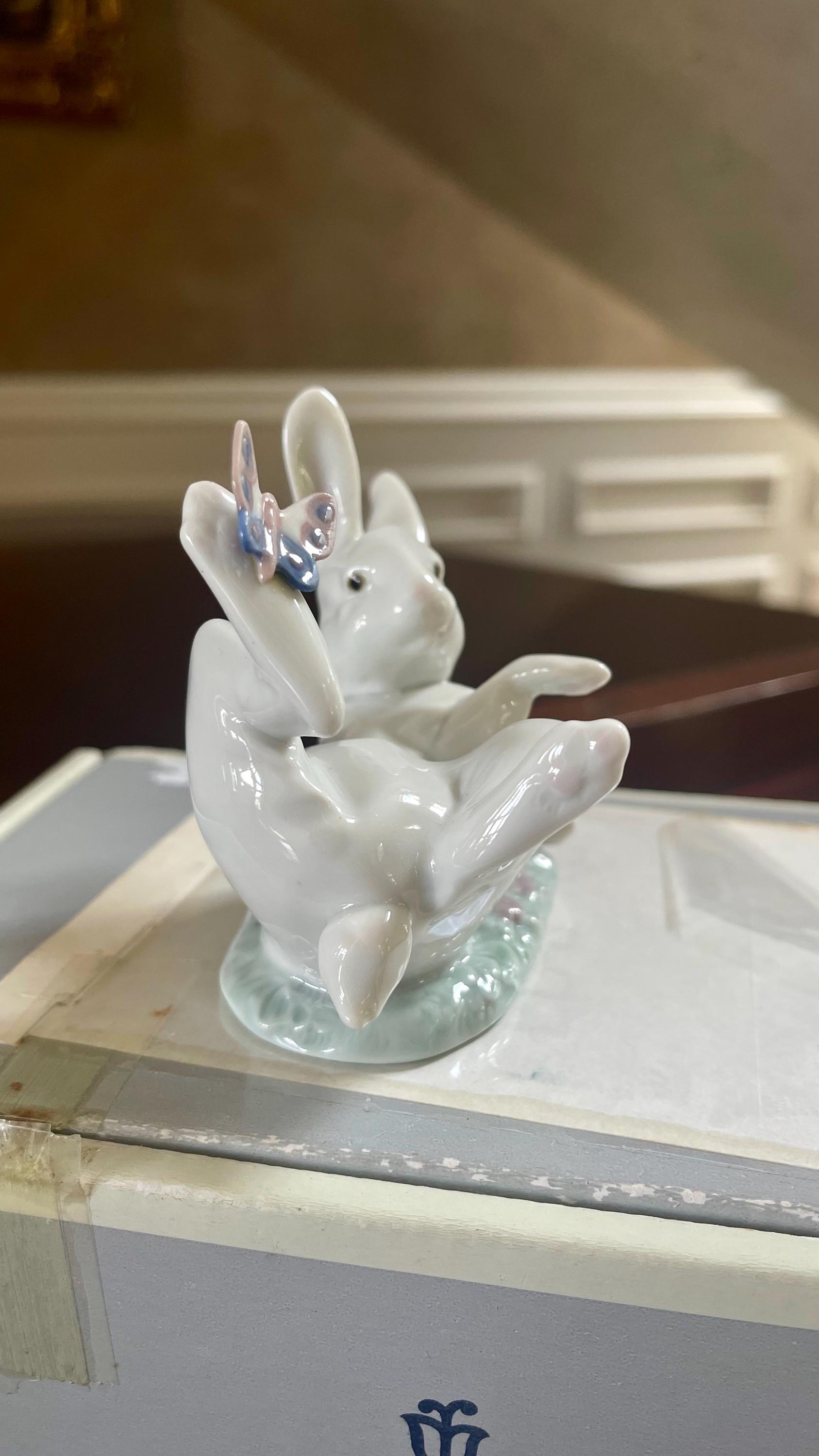 リヤドロ LLADRO 5888 うさぎ　蝶々 ”That Tickles” Lladro Rabbit With Butterfly “that Tickles” 5888 Porcelain
