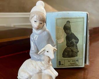 Figura de porcelana Lladró Niño Pastor con Cordero #4676