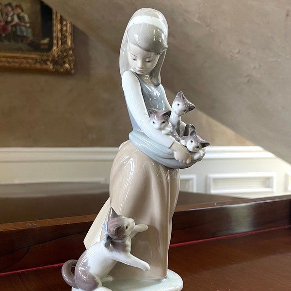 Lladro “Following Her Cats” 1309 Girl With Cat and Kittens Porcelain Figurine