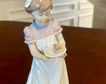 Lladro Birthday Girl With Cake #5429 Porcelain Figurine Mint